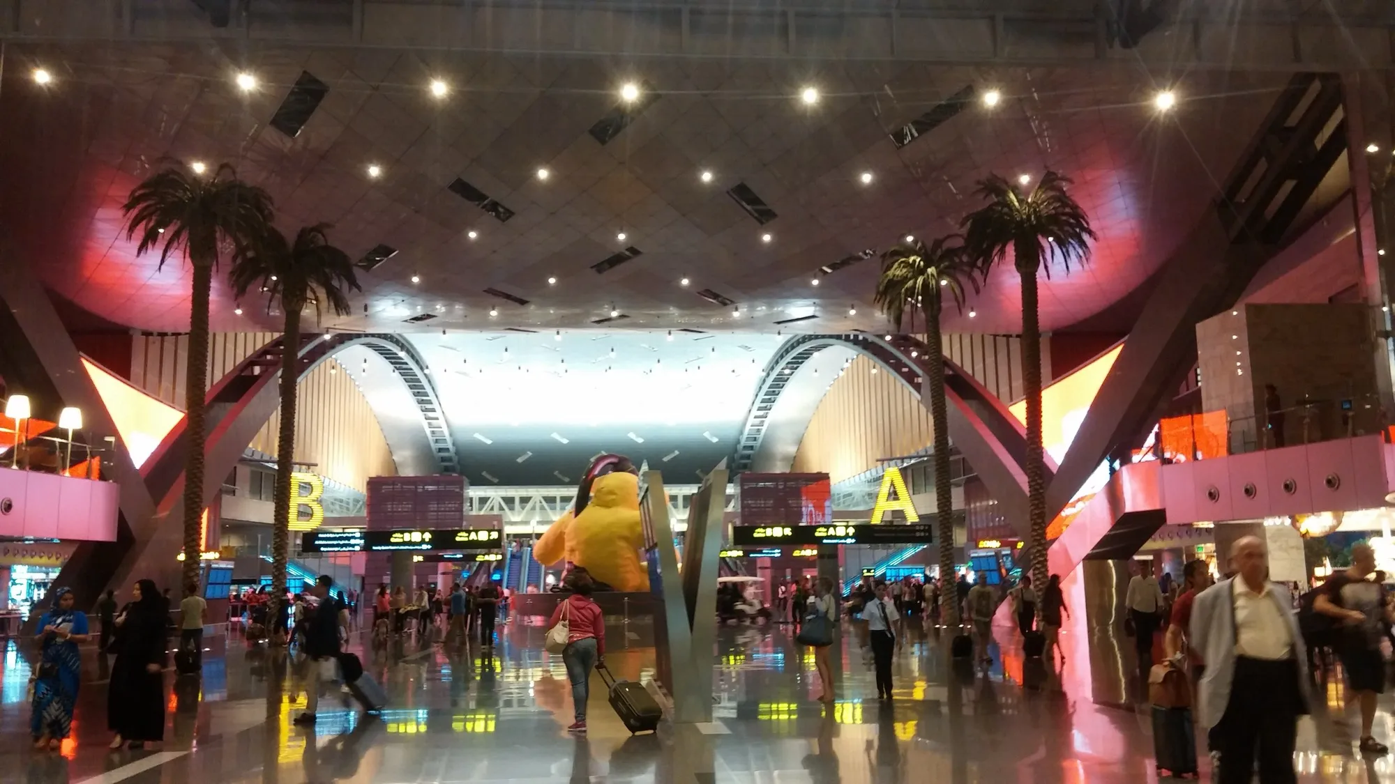 Arched long-span roof inside the Hamad International Airport terminal